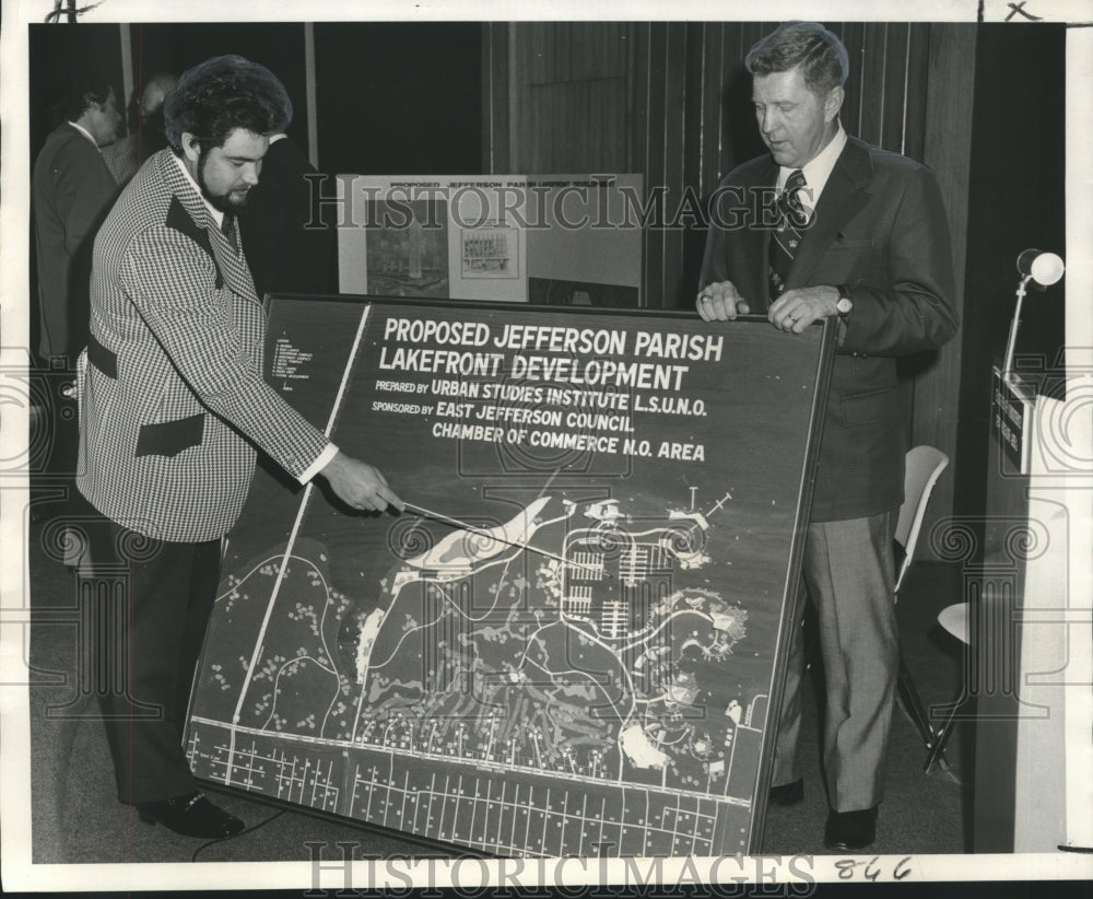 1972 Press Photo Prof. Earl Hedrick and Donald White inspect Lakefront plan- Historic Images