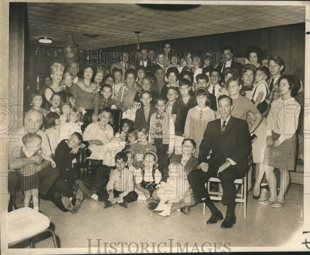 1966 Press Photo Mrs. Odile Heckmann surrounded by descendants at birthday party- Historic Images