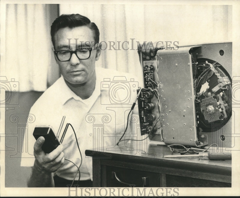 Load image into Gallery viewer, 1970 Press Photo Anthony Heck, former Boeing Engineering Aid - nob34162
