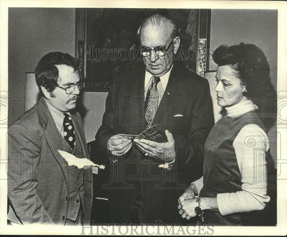 1974 Press Photo Congressman F. Edward Hebert receives Bicentennial Medallion- Historic Images