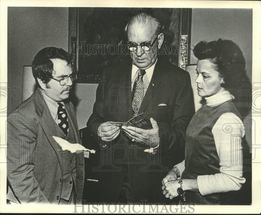 1974 Press Photo Congressman F. Edward Hebert receives Bicentennial Medallion- Historic Images