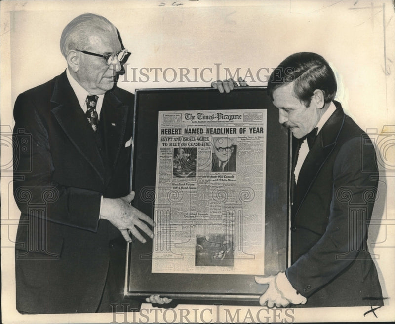 Load image into Gallery viewer, 1973 Press Photo Fritz Harsdoff presents matrix to Congressman F. Edward Hebert
