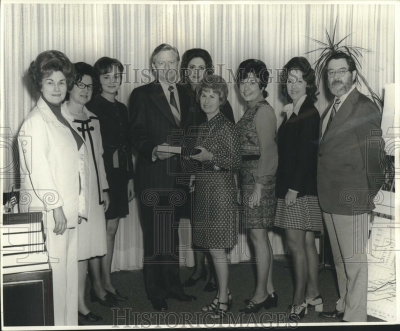 Load image into Gallery viewer, 1972 Press Photo Association of Desk and Derrick Clubs of North America Members
