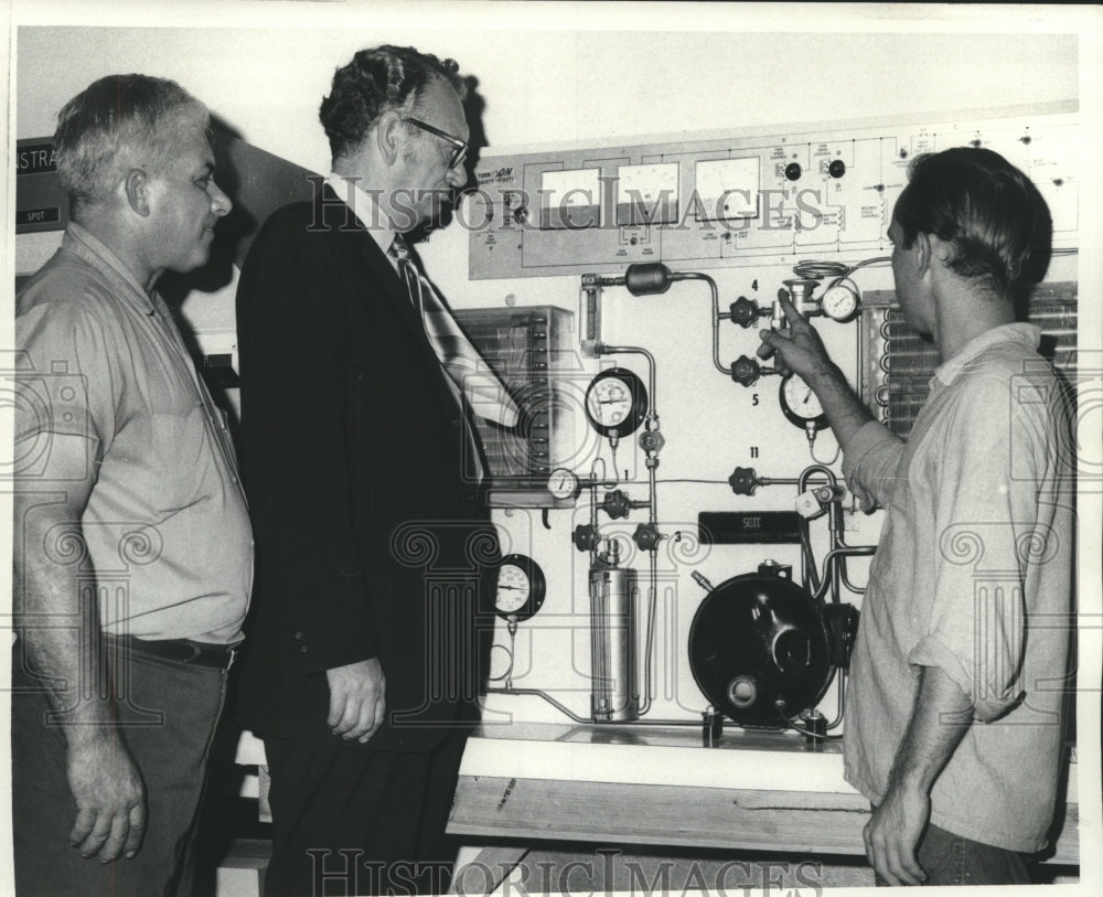1970 Press Photo Warden Anderson inspects the Angola Refrigeration Laboratory