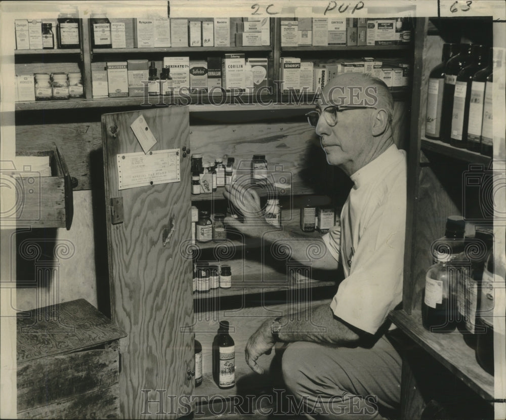 1960 Press Photo F.S. Hemstreet, owner of the robbed Hemstreet Pharmacy - Historic Images