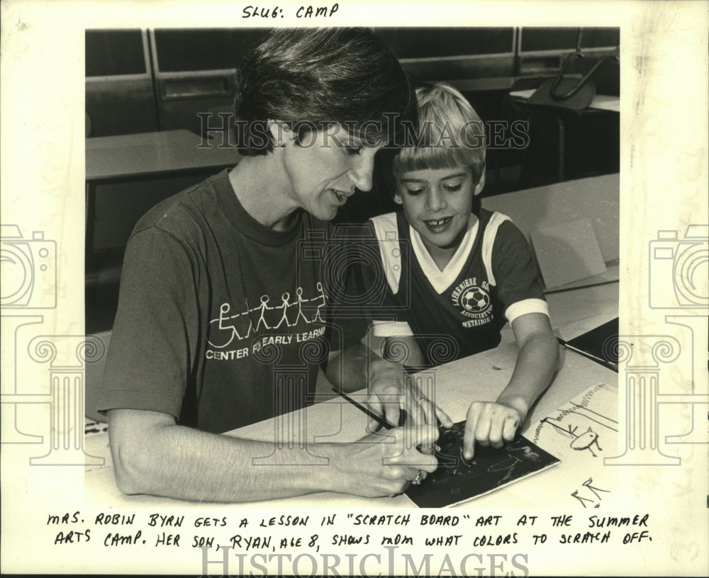 1985 Press Photo Mrs. Robin Byrn and son Ryan gets lesson at Summer Arts Camp- Historic Images