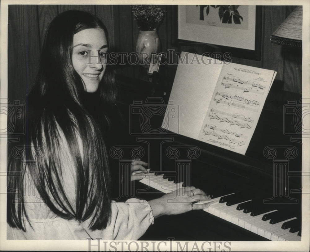 1971 Press Photo Lisa Ann Hebert plays the piano- Historic Images