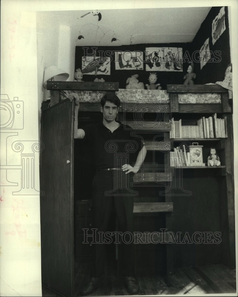 1968 Press Photo Carpenter-student Josh Steele poses before deluxe balcony