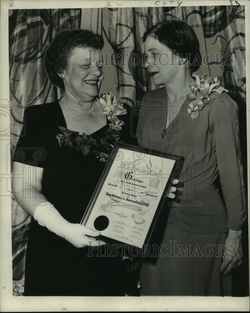 Load image into Gallery viewer, 1950 Press Photo Mrs. Hiram Houghton receives Citizenship award from Mrs. Eberie
