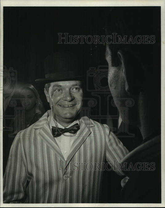 1967 Press Photo Raymond Treuting of Holy Cross Club chats with Elmo Francis