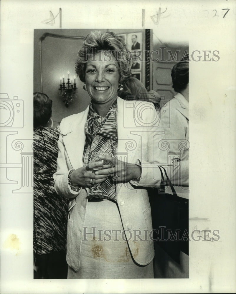 1977 Press Photo Jo Hodgson at a party- Historic Images