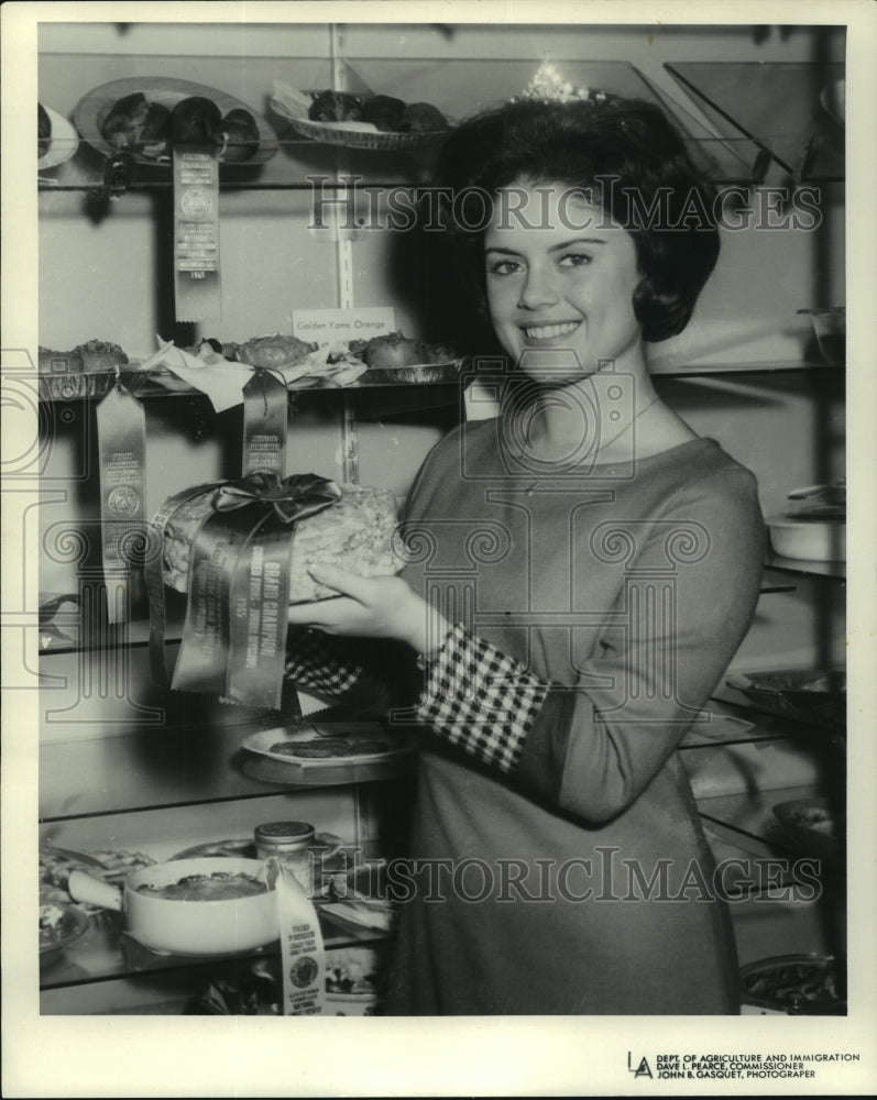 Load image into Gallery viewer, 1965 Press Photo Yam queen Miss Linda Lou Hood, Fluker. - nob34930
