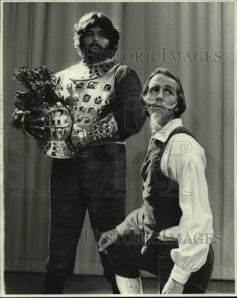 1975 Press Photo Michael Hood and Wade Heaton in cast of &quot;Man of La Mancha&quot;- Historic Images