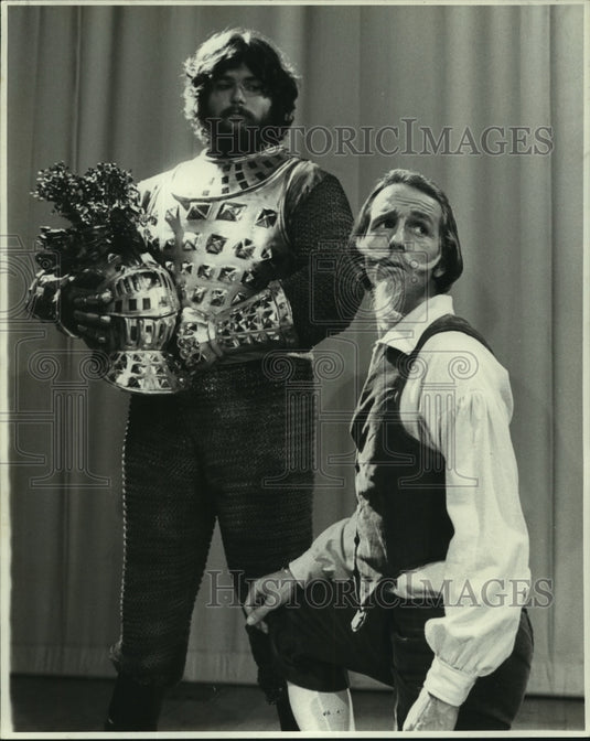 1975 Press Photo Michael Hood and Wade Heaton in cast of "Man of La Mancha"- Historic Images