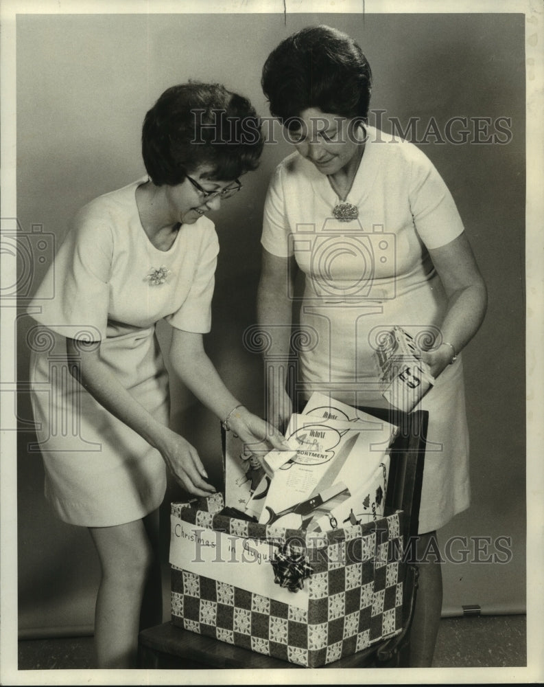 Load image into Gallery viewer, 1970 Press Photo Mrs. E.R. Hood &amp; Mrs. Sherman Dean- Women's Missionary group
