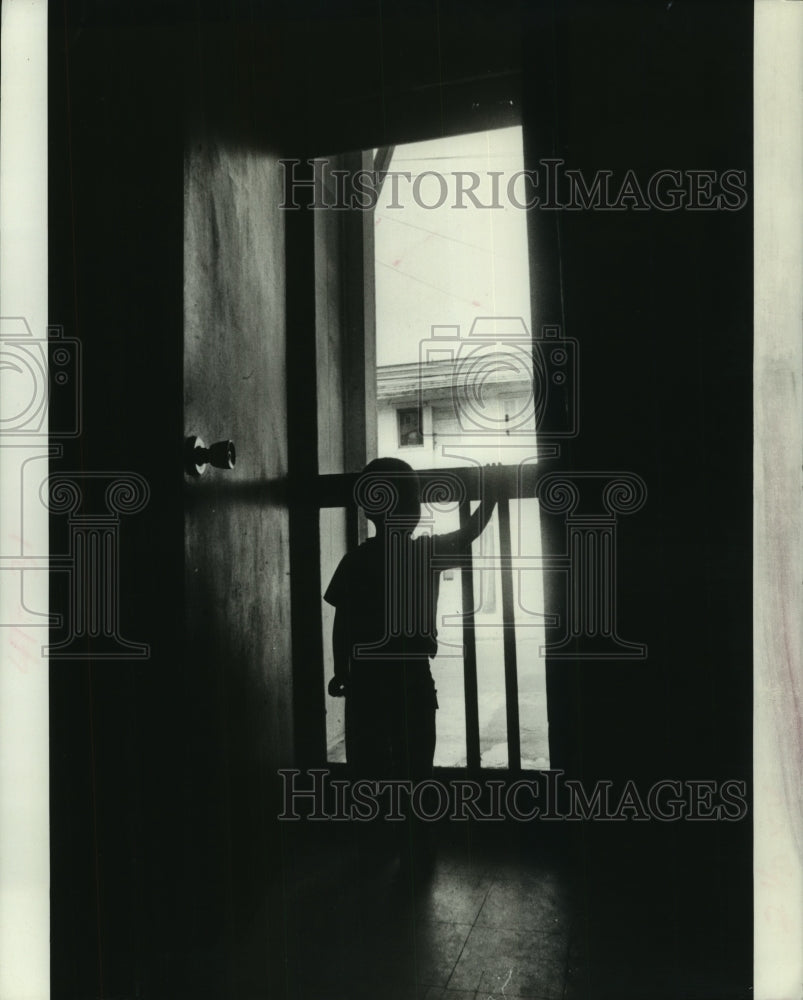 1973 Press Photo Silhouette of a child at his house in New Orleans - nob35017