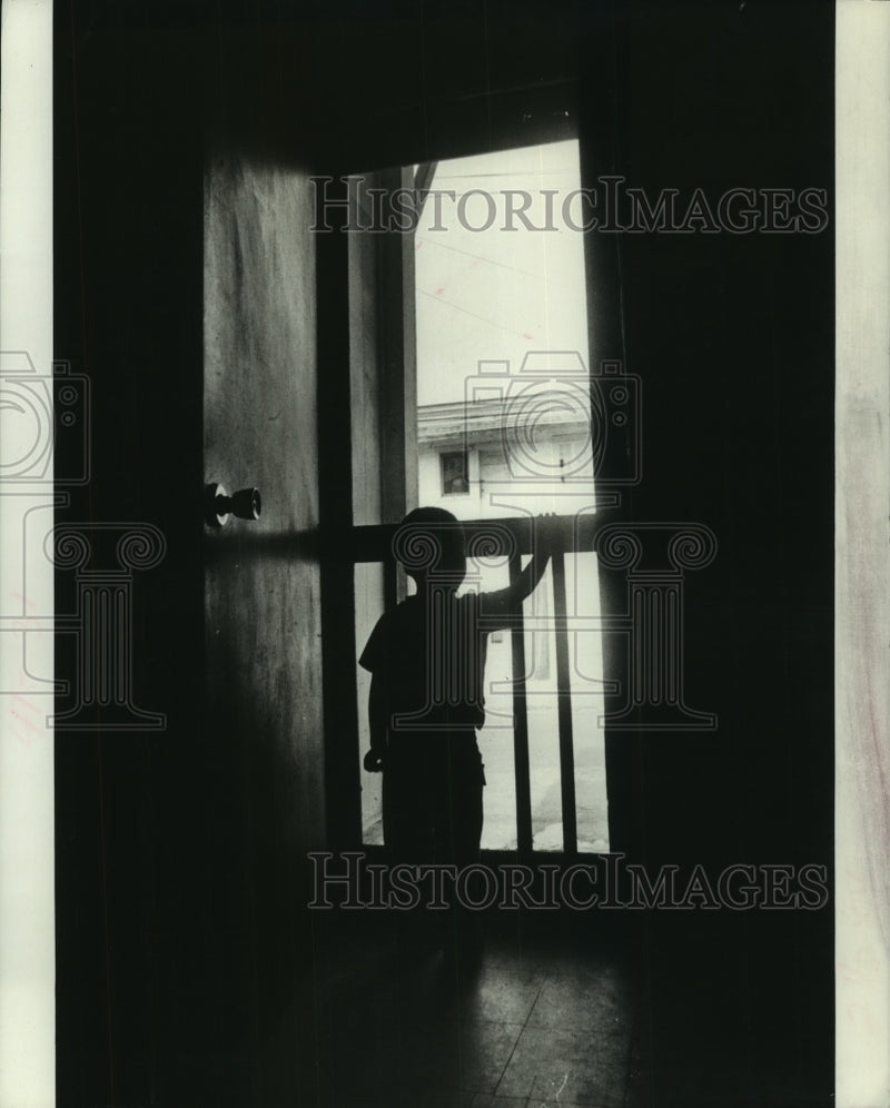 Load image into Gallery viewer, 1973 Press Photo Silhouette of a child at his house in New Orleans - nob35017
