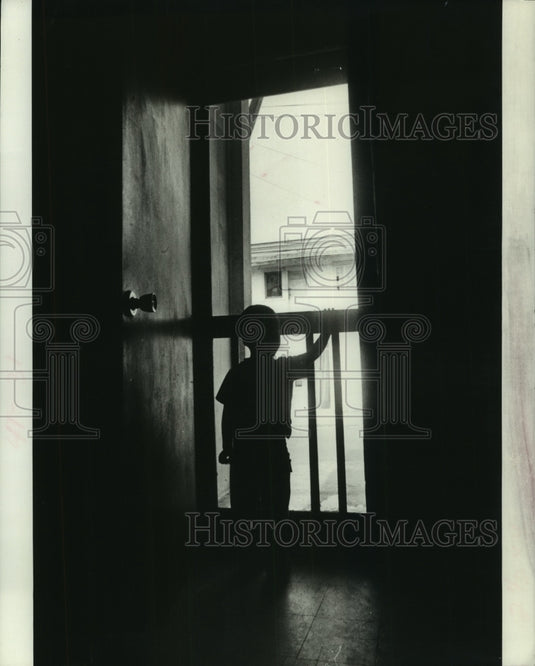 1973 Press Photo Silhouette of a child at his house in New Orleans - nob35017