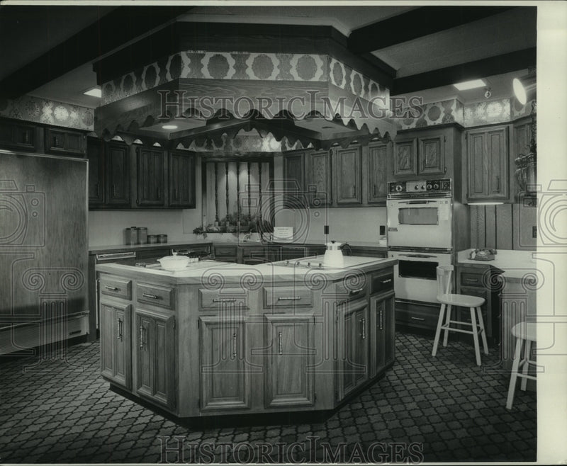 Load image into Gallery viewer, 1974 Press Photo Model kitchen at the Stone Lumber Co. Store - nob35053
