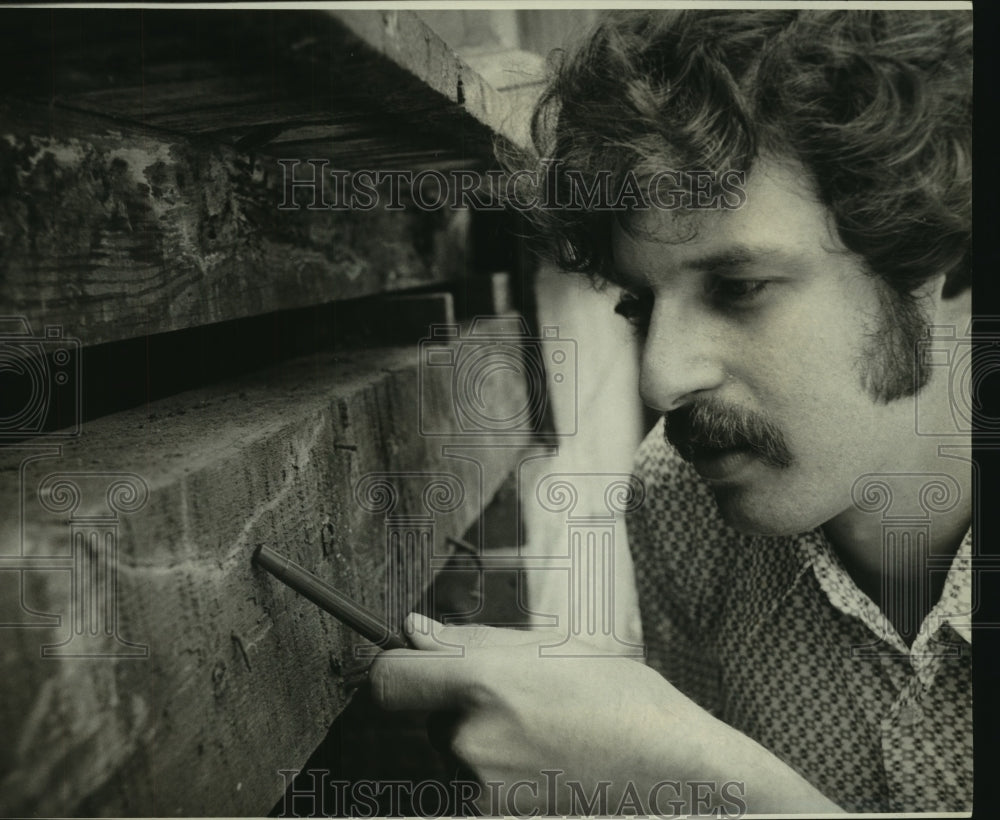 1974 Press Photo Andreu Palmer looking at signs of termites - Historic Images