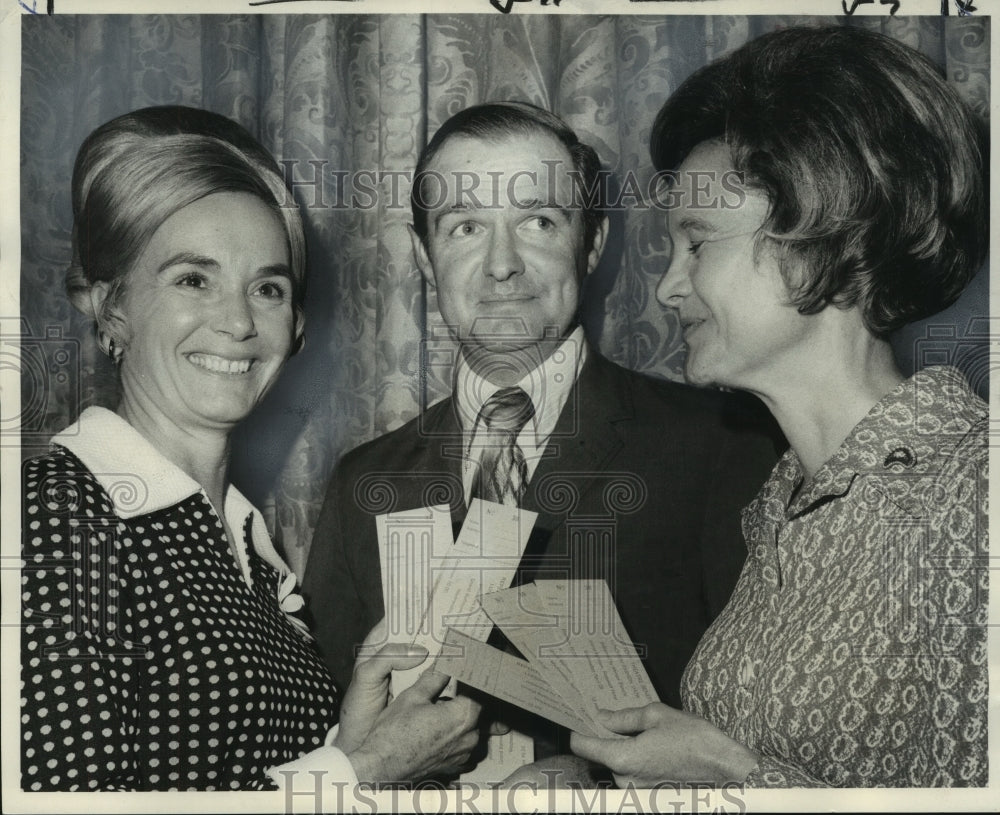 1971 Press Photo Socialite Allen Houk with Mrs. Henry Barnett &amp; Mrs. James Mills