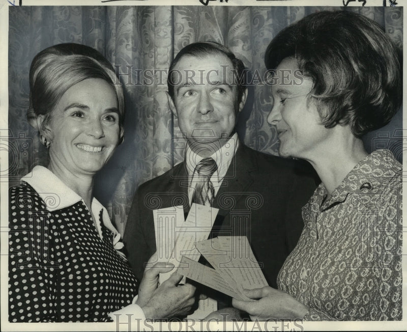 Load image into Gallery viewer, 1971 Press Photo Socialite Allen Houk with Mrs. Henry Barnett &amp; Mrs. James Mills
