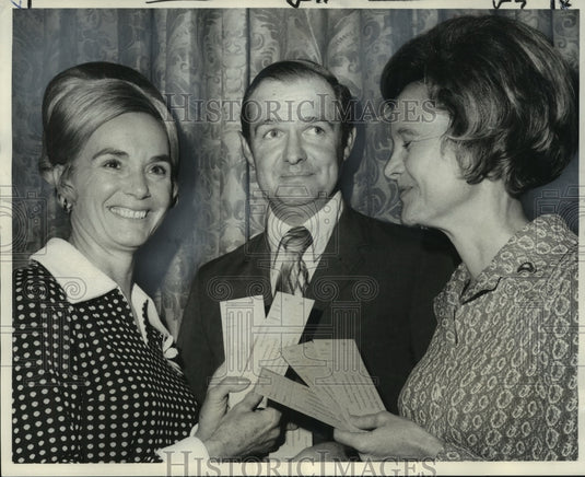 1971 Press Photo Socialite Allen Houk with Mrs. Henry Barnett & Mrs. James Mills