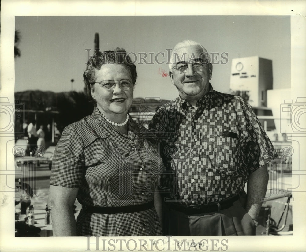 1959 Press Photo Dr. and Mrs. Frank J. Houghton at Sunshine Alley- Camelback Inn