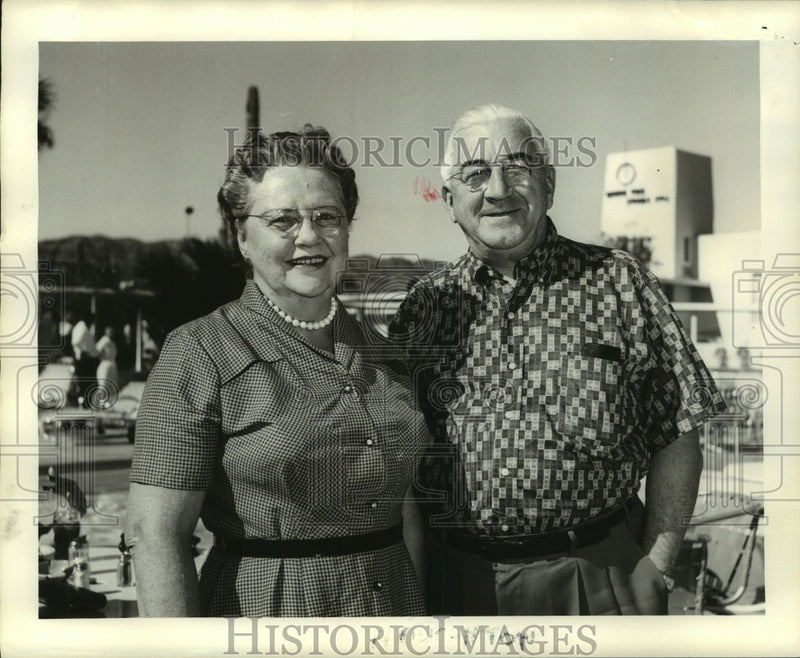 Load image into Gallery viewer, 1959 Press Photo Dr. and Mrs. Frank J. Houghton at Sunshine Alley- Camelback Inn
