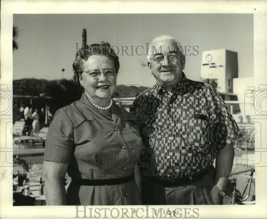 1959 Press Photo Dr. and Mrs. Frank J. Houghton at Sunshine Alley- Camelback Inn