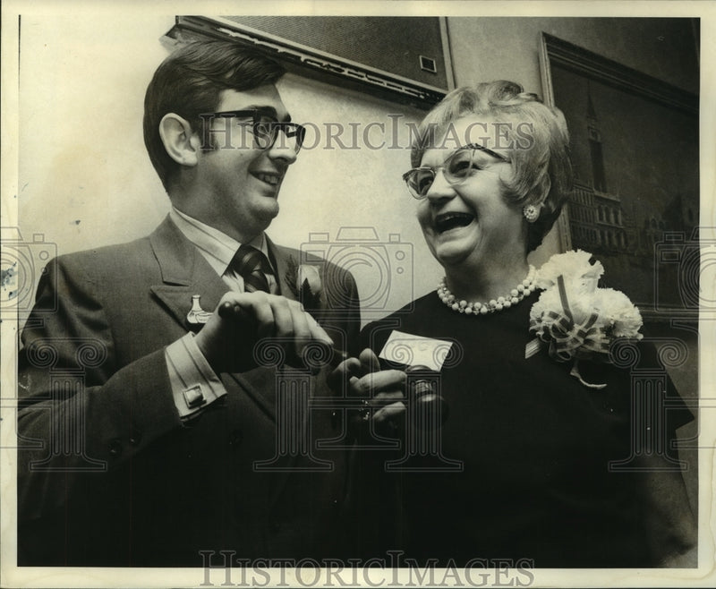 Load image into Gallery viewer, 1970 Press Photo Bill Holton &amp; Mrs. Elmire Even of New Orleans Ceramics Society
