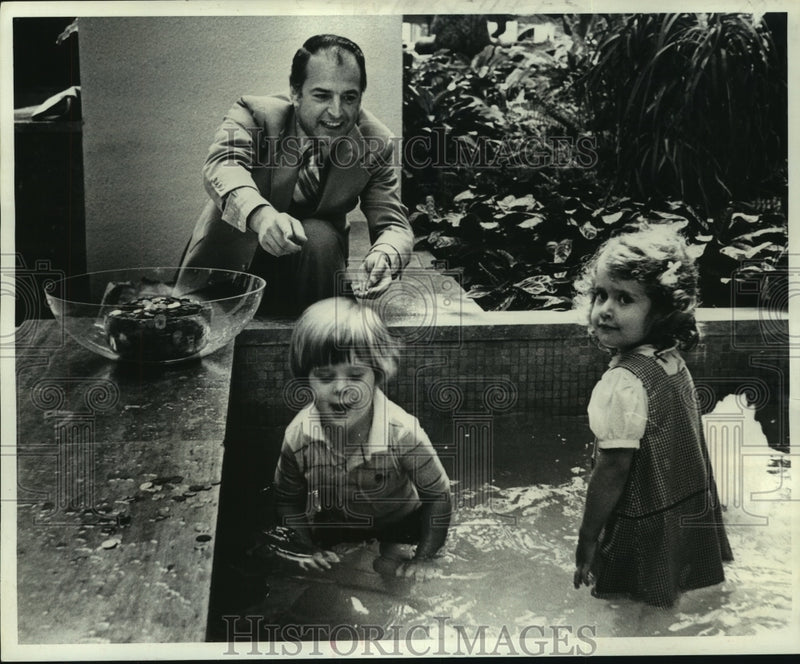 Load image into Gallery viewer, 1978 Press Photo Youngsters assist Hilton general manager collect fountain coins
