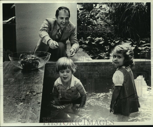 1978 Press Photo Youngsters assist Hilton general manager collect fountain coins