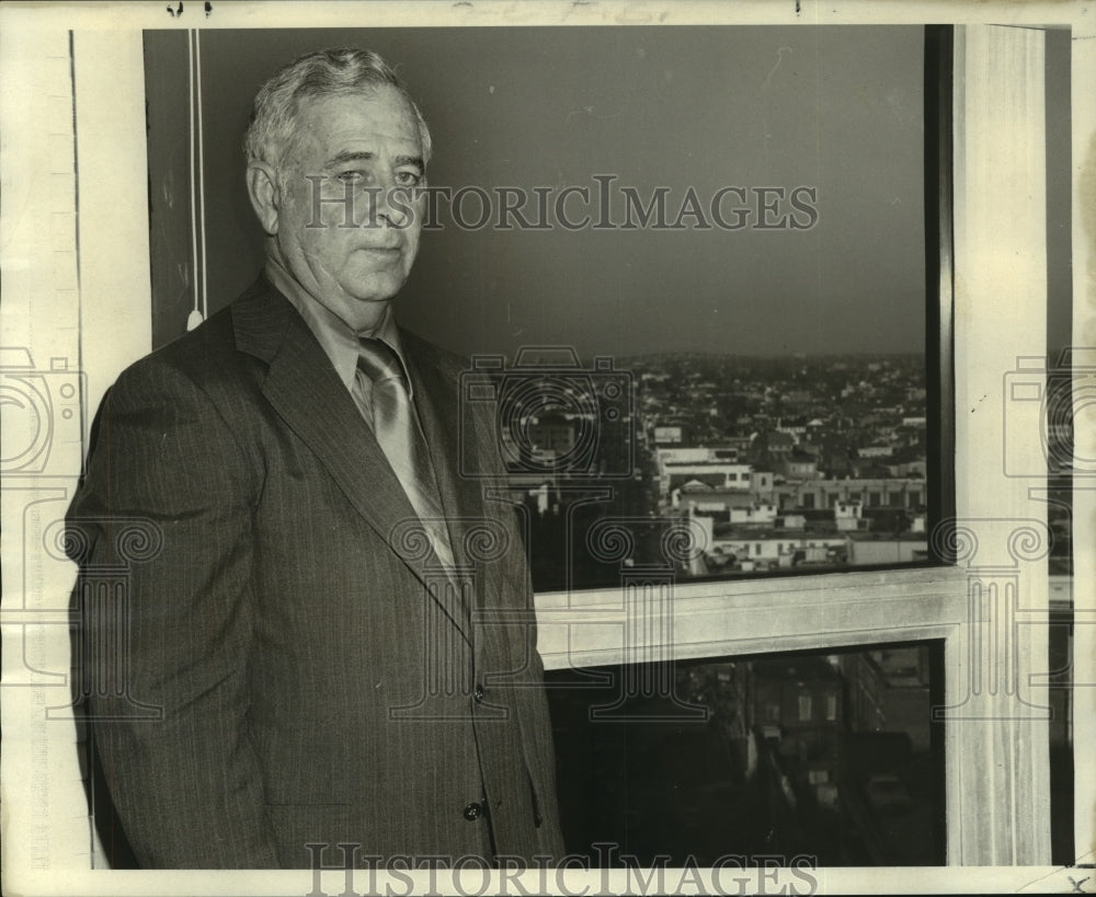 1972 Press Photo R.E. Rags Hinchliffe in his office in the Oil and Gas Building