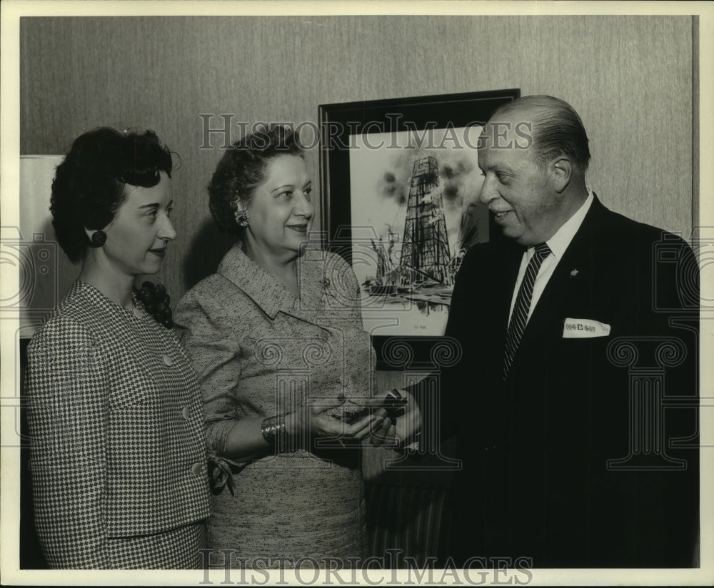 1959 Press Photo Desk &amp; Derrick Club president Mrs. Lee Hoover &amp; past president- Historic Images