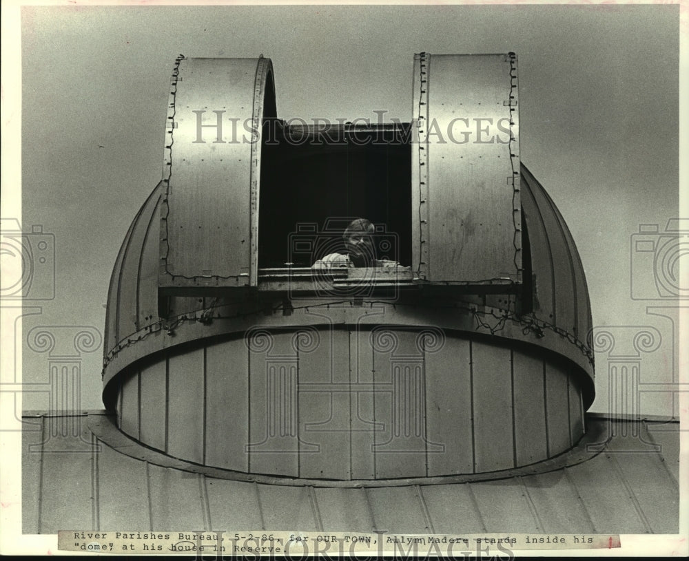 1986 Press Photo Ailyn Madere stands inside his &quot;dome&quot; at his house in Reserve