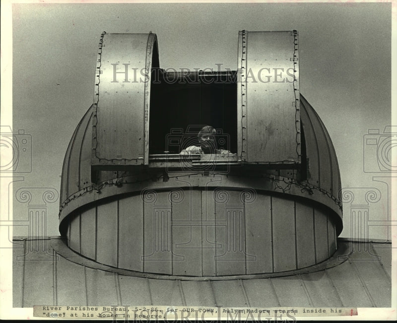 Load image into Gallery viewer, 1986 Press Photo Ailyn Madere stands inside his "dome" at his house in Reserve
