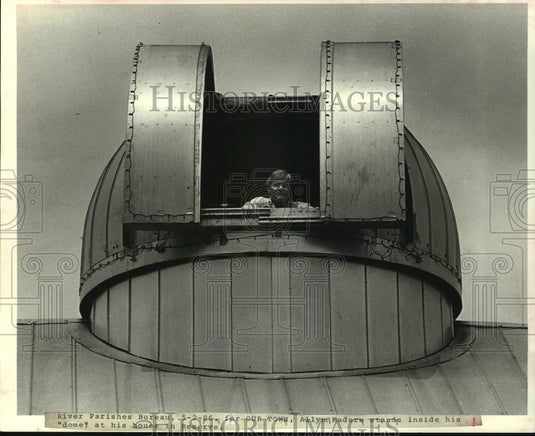 1986 Press Photo Ailyn Madere stands inside his "dome" at his house in Reserve