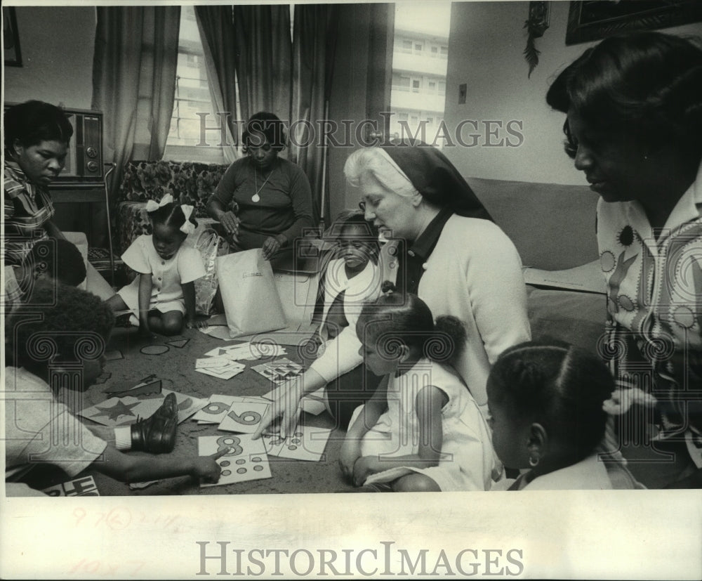 1973 Press Photo Sister Mary Edelon and youngsters during Home Start session