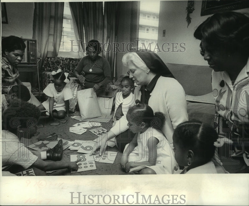Load image into Gallery viewer, 1973 Press Photo Sister Mary Edelon and youngsters during Home Start session
