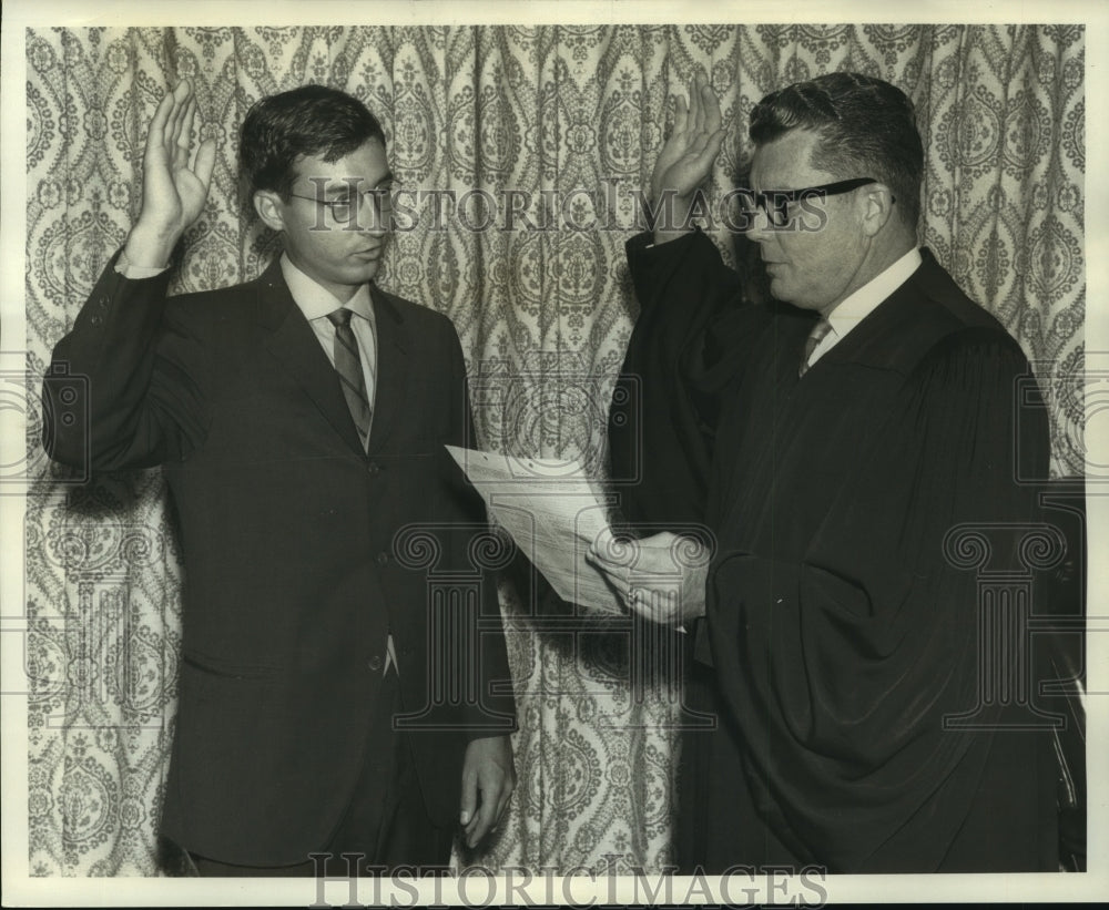 1968 Press Photo Judge Hebe's swears in Robert G. Homes at his chamber
