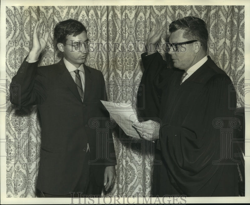 Load image into Gallery viewer, 1968 Press Photo Judge Hebe's swears in Robert G. Homes at his chamber
