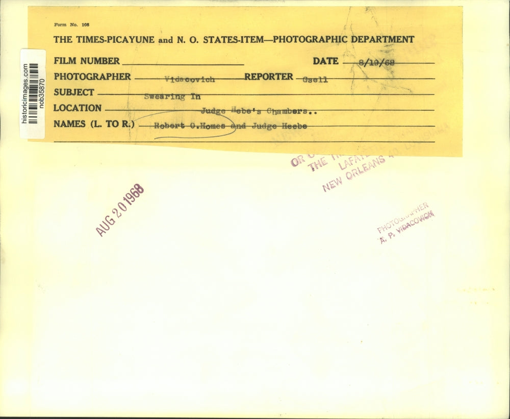 1968 Press Photo Judge Hebe's swears in Robert G. Homes at his chamber