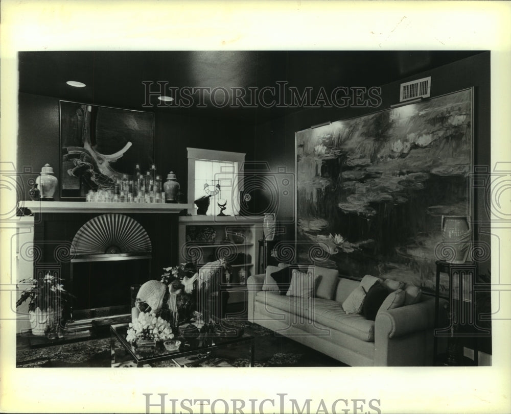 1985 Press Photo Home Focus - Living room with vibrant decorations- Historic Images