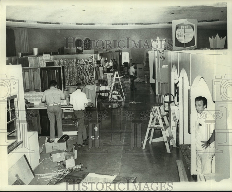 Load image into Gallery viewer, 1973 Press Photo Louisiana-Setting up a Home and Garden Show - nob35955
