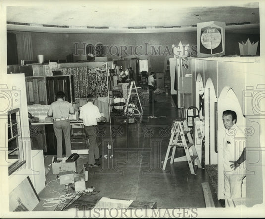 1973 Press Photo Louisiana-Setting up a Home and Garden Show - nob35955