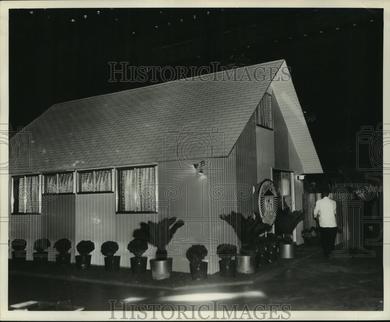 Load image into Gallery viewer, 1963 Press Photo Demonstration home at the House and Garden Show. - nob35957
