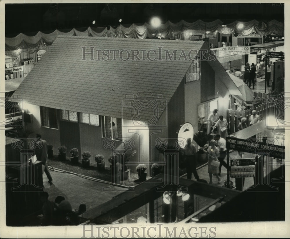 1963 Press Photo Visitors at home at the Home and Vacation Living Show