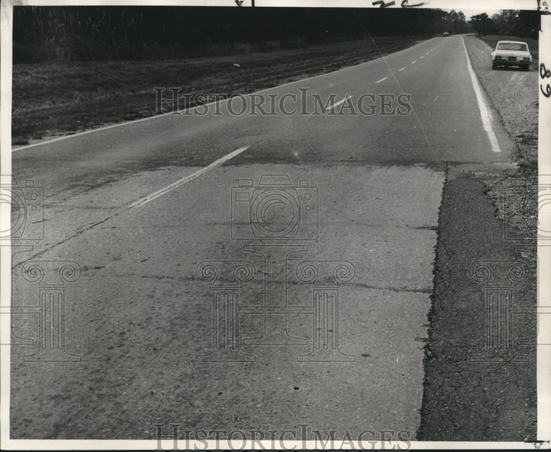 Load image into Gallery viewer, 1967 Press Photo Asphalt shoulders at the Louisiana Highway 67 south of Clinton
