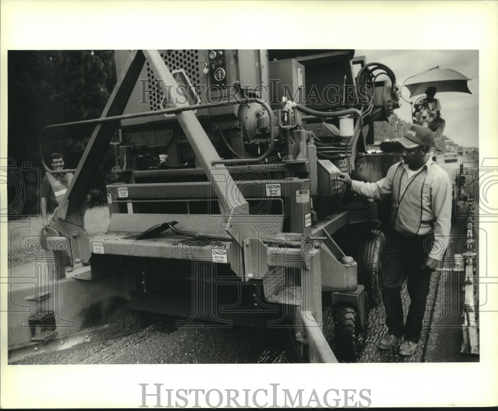 1988 Press Photo Ezell McGowan laying asphalt on Louisiana 434 near Lacombe- Historic Images